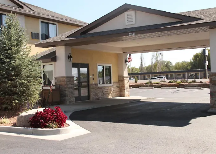 Super 8 By Wyndham Montrose