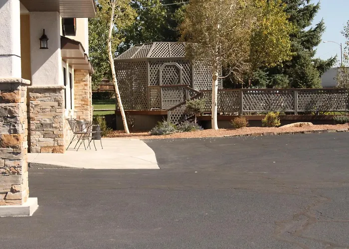 Super 8 By Wyndham Montrose