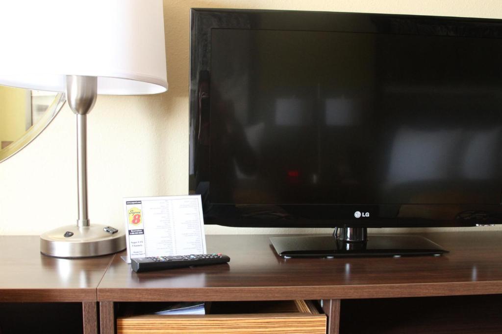 Super 8 By Wyndham Montrose