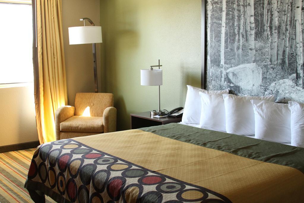 Super 8 By Wyndham Motel