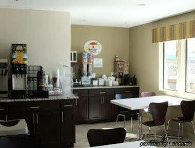 Super 8 By Wyndham Montrose